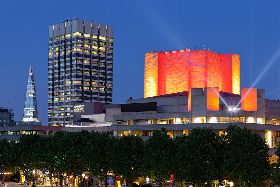 Royal National Theatre mit roter Beleuchtung in der Nacht, Waterloo Bridge, Bankside, London, England