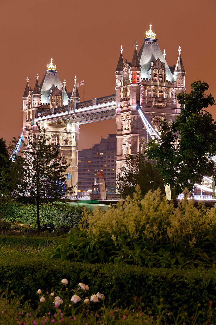 Tower Bridge mit Beleuchtung in der Nacht, London, England