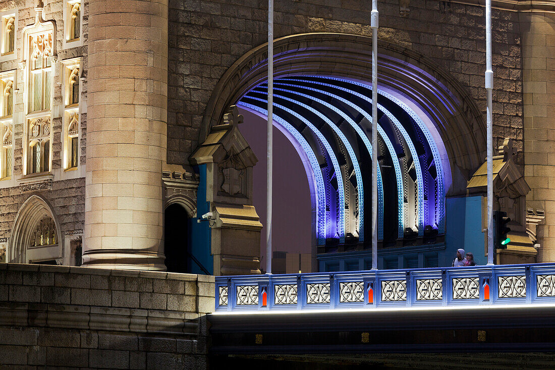 Durchgang mit blauer Lincht in Tower Bridge, London, England