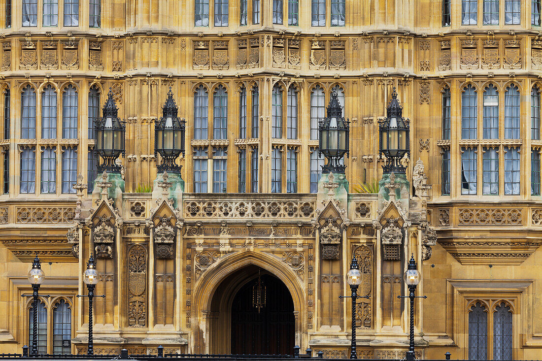 Eingang zu Westminster Palace mit Laterne, London, England