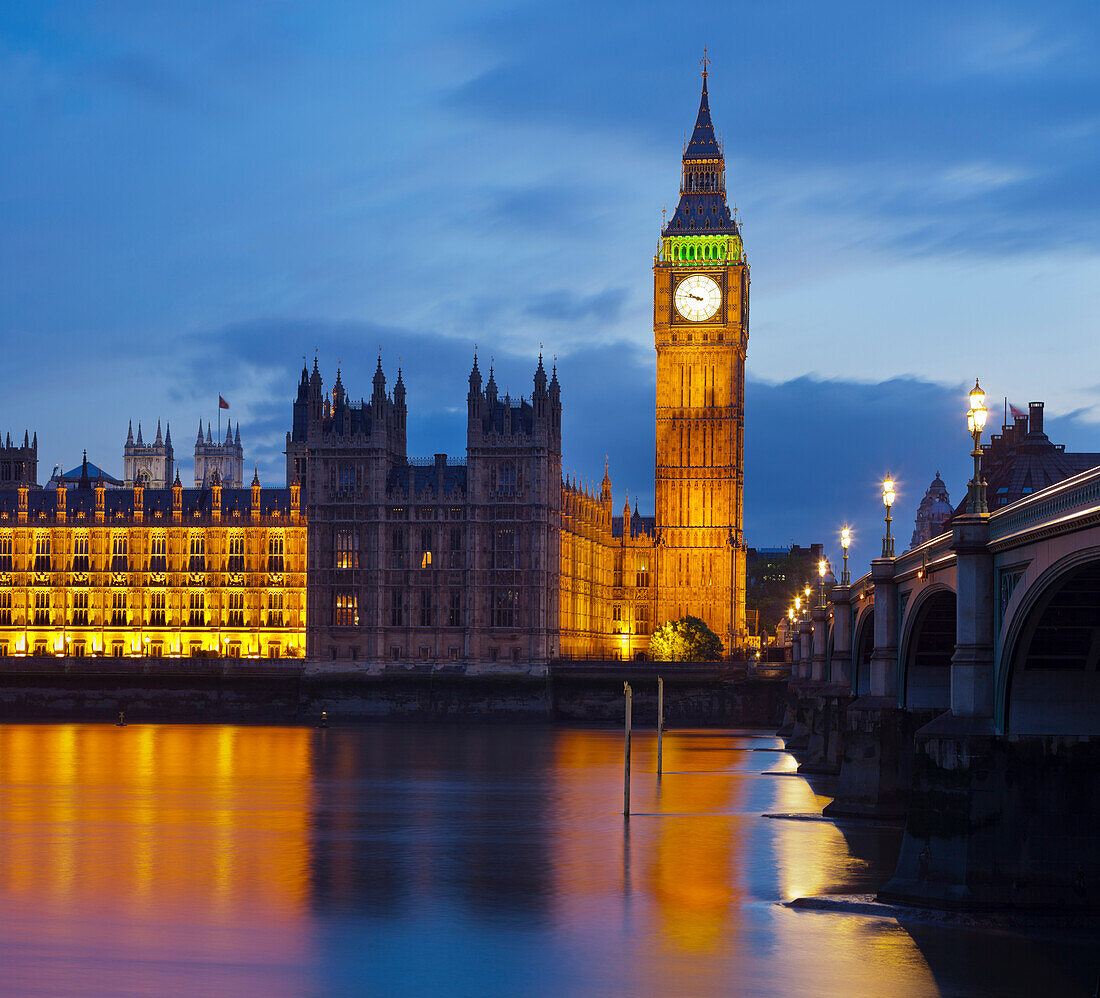 Westminster Palace mit Westminster Bridge und Big Ben am Abend, London, England