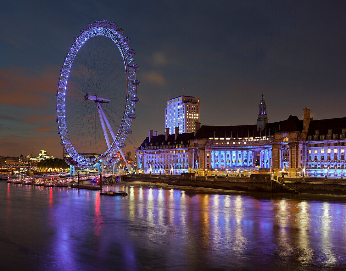 London Eye über Themse gesehen neben dem County Hall und Aquarium, London, England