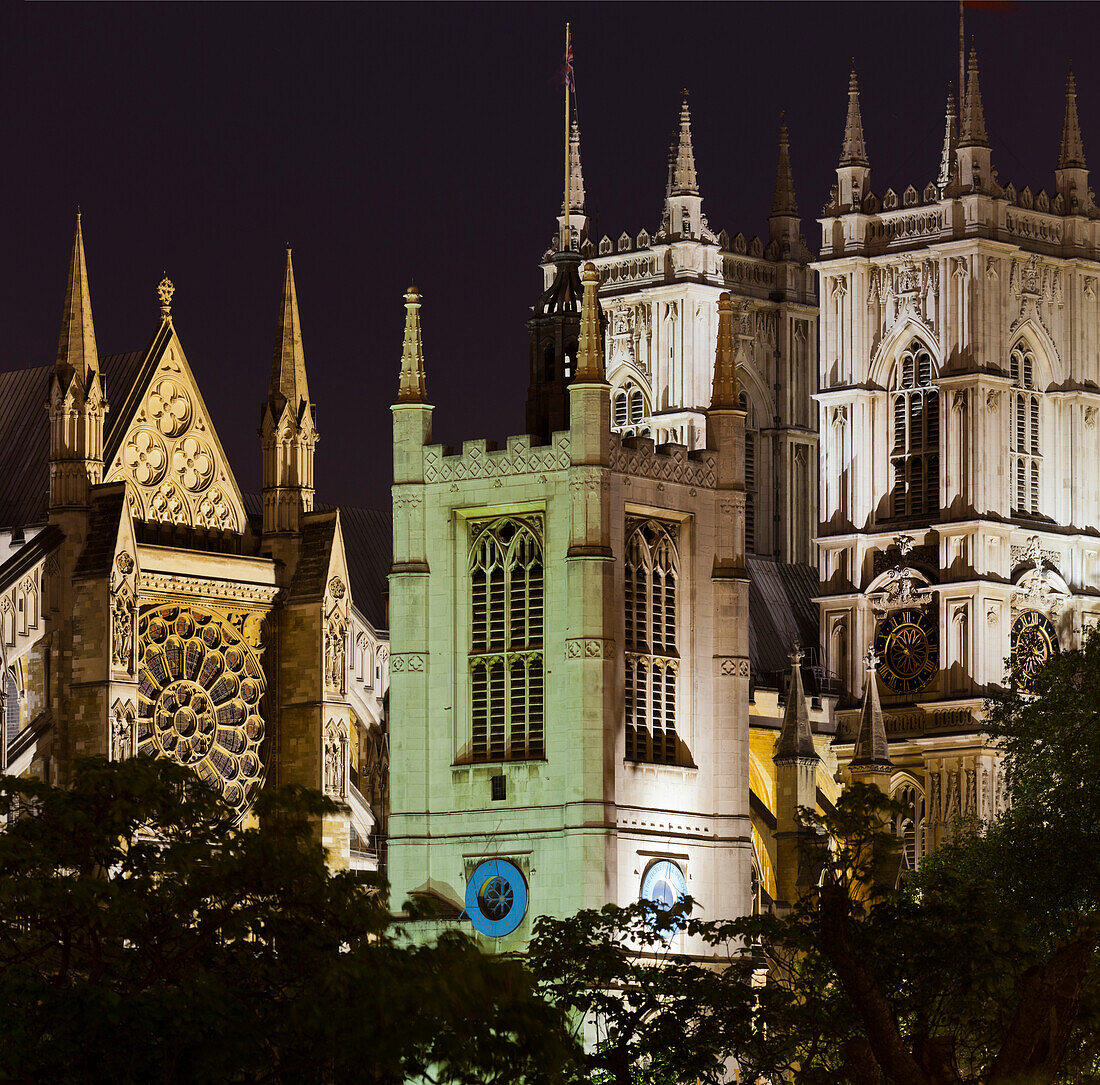 Die beleuchtete Fenster von Westminster Abbey in der Nacht, London, England