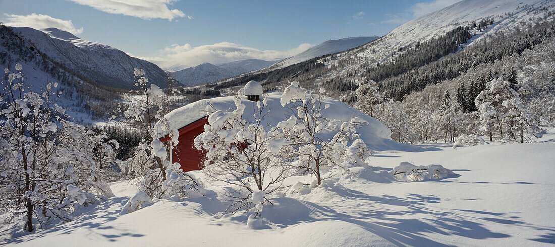 Verschneite Hütte in Winterlandschaft, Myrkdalen, Hordaland, Norwegen