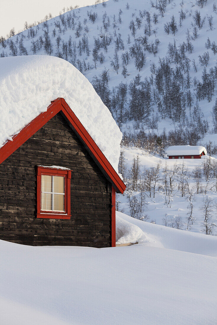 Verschneite Hütte in Winterlandschaft, Kvanndalen, Hordaland, Norwegen