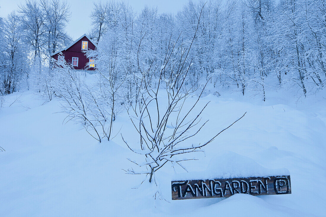 Tanngarden Hütte in Winterlandschaft, Oppheim, Hordaland, Norwegen