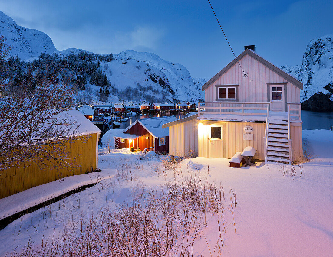 Häuser in Nusfjord, Abends, Flakstadoya, Lofoten, Nordland, Norwegen