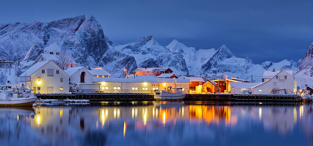 Ort Hamnoy im Abendlicht, Spiegelung im Wasser, Reine, Moskenesoya, Lofoten, Nordland, Norwegen