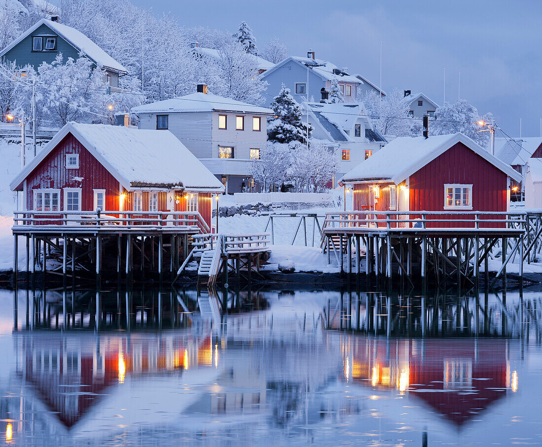 Reine im Abendlicht, Spiegelung der Häuser im Wasser, Moskenesoya, Lofoten, Nordland, Norwegen