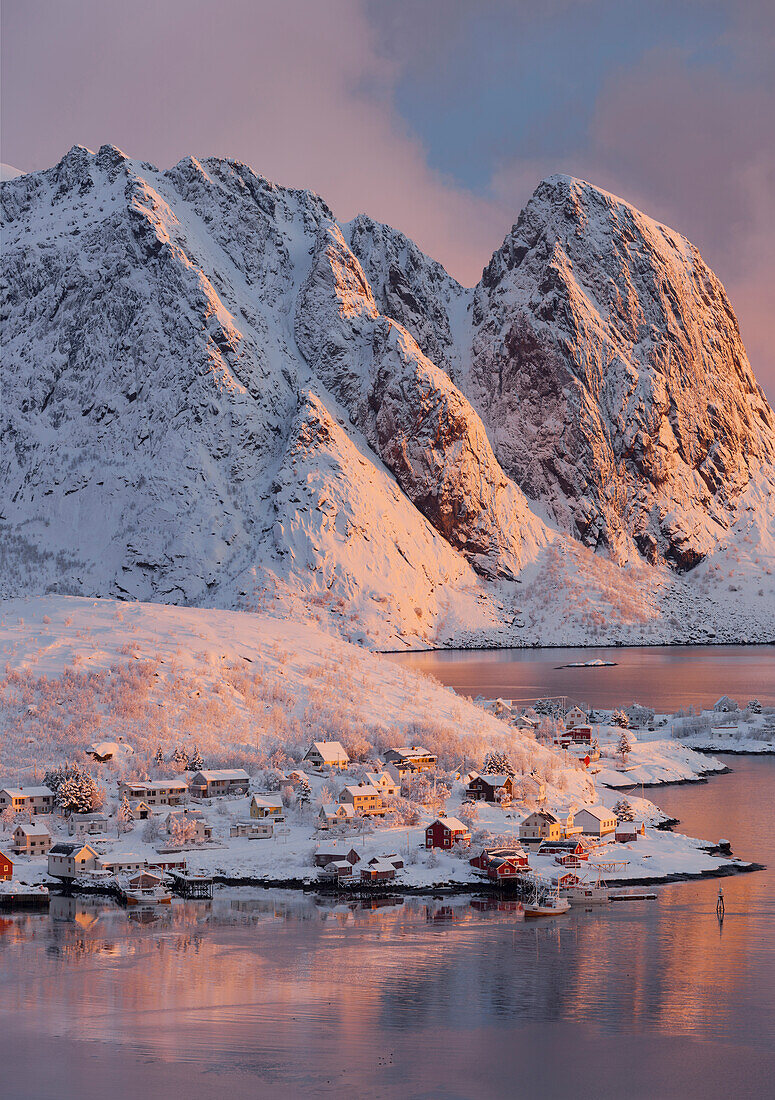 Reine in the morning light, Lilandstinden, Moskenesoya, Lofoten, Nordland, Norway