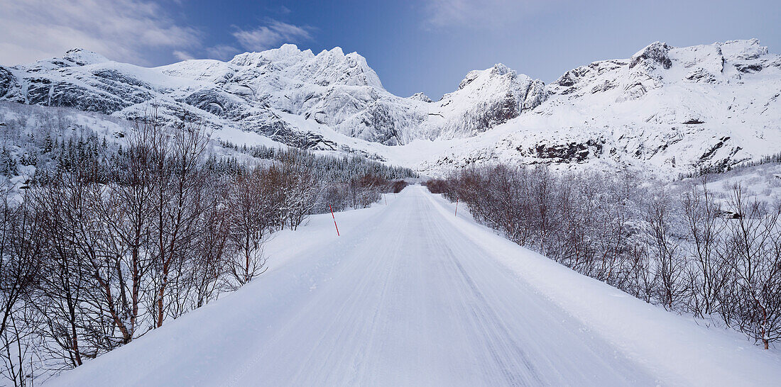 Road to Nusfjord, Stjerntinden Flakstadoya, Lofoten, Nordland, Norway