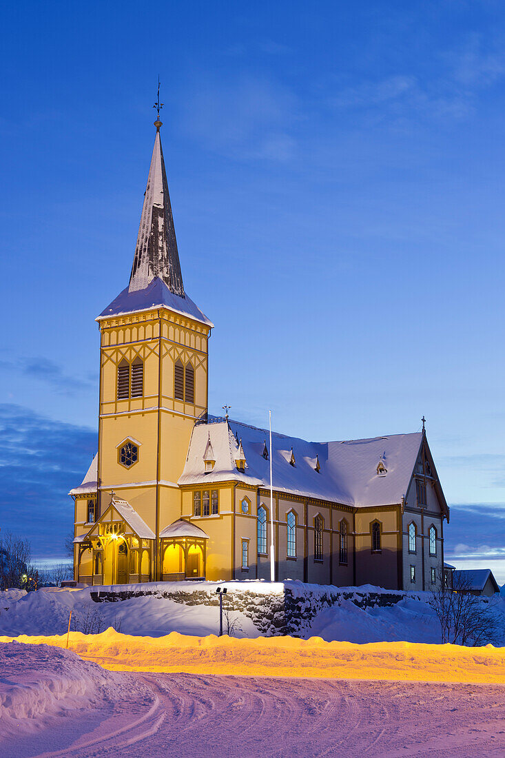 Kirche in Vagan in der Dämmerung, Ausvagoya, Lofoten, Nordland, Norwegen