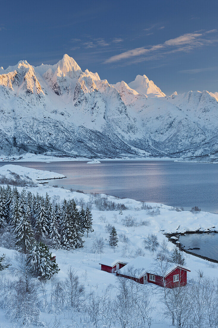 Hut at Austnesfjorden, Higravtindan, Austnesfjorden, Austvagoya, Lofoten, Nordland, Norway