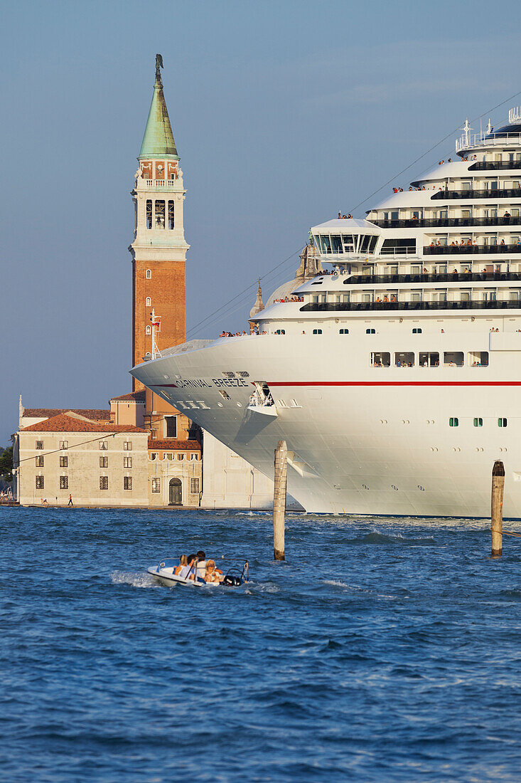 Kreuzfahrtschiff vor San Giorgio Maggiore, Venedig, Italien