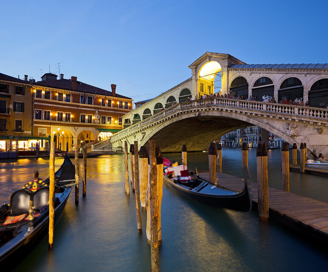 Rialtobrücke am Canal Grande, die älteste Brücke über den Kanal, Ponte di Rialto, Venedig, Italien