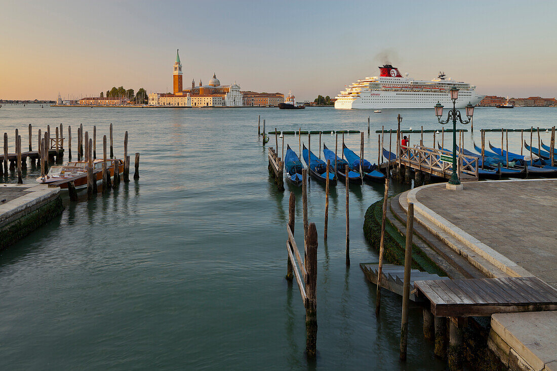 San Giorgio Maggiore von Riva degli Schiavoni, Gondeln, San Marco, Venedig, Italien