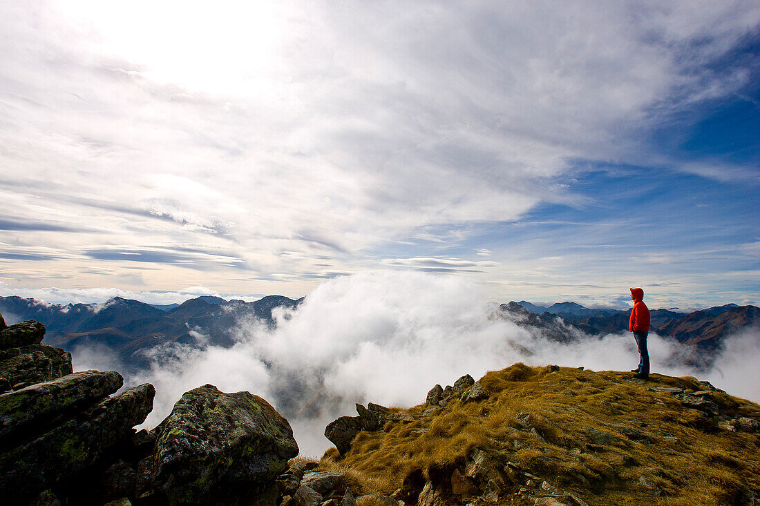 Wanderer steht auf dem Gipfel vom Deneck, Schladminger Tauern, Steiermark, Österreich