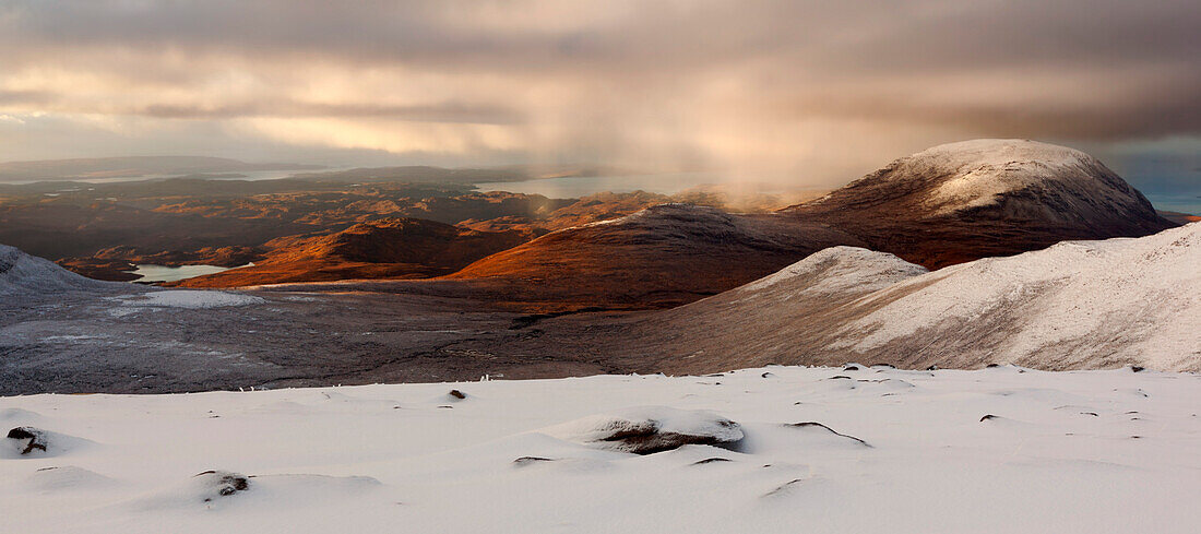 Weitläufiges Panorama der verschneiten Northwest Highlands mit Blick auf den Gipfel des Sail Mhor im An Teallach Massivs, Schottland, Großbritannien