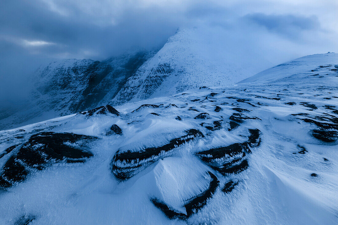 Frostige Abendstimmung mit Blick auf die Gipfel des An Teallach im Wester Ross, Schottland, Großbritannien