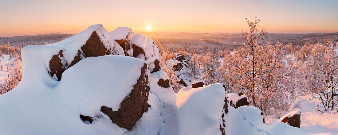 Tief stehende Abendsonne über dem schneebedeckten Großen Lugstein und den Wäldern des Osterzgebirges, Zinnwald, Sachsen, Deutschland