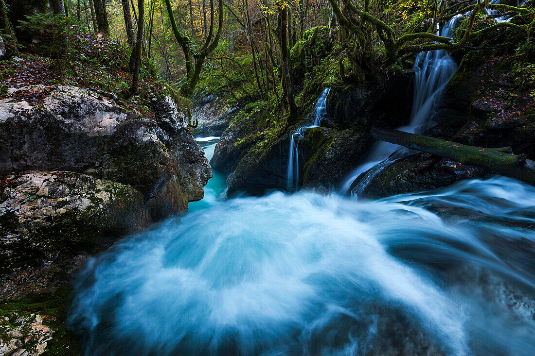 Blick auf einen Wasserfall im tief eingeschnittenen Lepenatal, einem kleine Zufluss der Soca im Triglav Nationalpark, Gorenjska, Slowenien