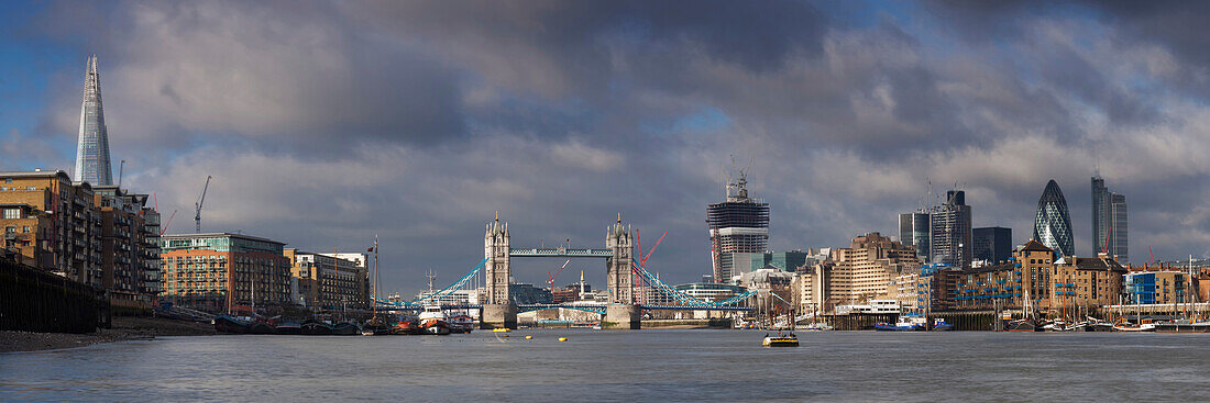 Panorama der Londoner Innenstadt von den Docks mit Blick über die Themse auf The Shard, Tower Bridge, 30 St Mary Axe und Heron Tower, England, Vereinigtes Königreich