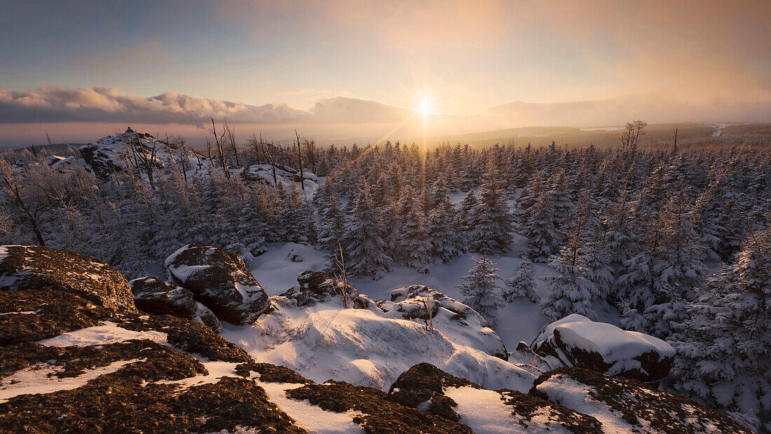 Frostiger Sonnenuntergang mit Blick vom Medvedi skala über das tiefverschneite Erzgebirge, Ústecký kraj, Tschechische Republik