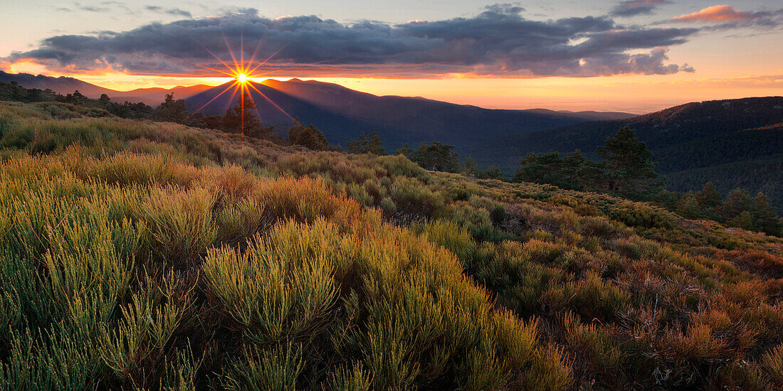 Sonnenuntergang über der Sierra de Guadarrama in Zentralspanien im Herbst, Kastilien und León, Spanien