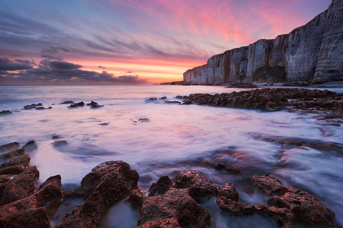 Spektakulärer Sonnenaufgang über den Kreideklippen der Alabasterküste in Nordfrankreich nahe Étretat, Normandie, Frankreich