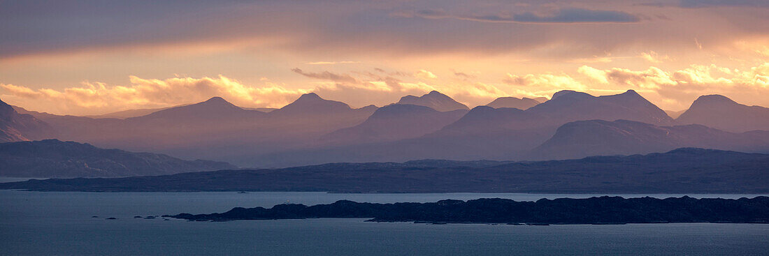 Blick von der Isle of Skye zu den Highlands des Wester Ross im ersten Morgenlicht mit der Insel Raasay im Vordergrund, Schottland, Großbritannien