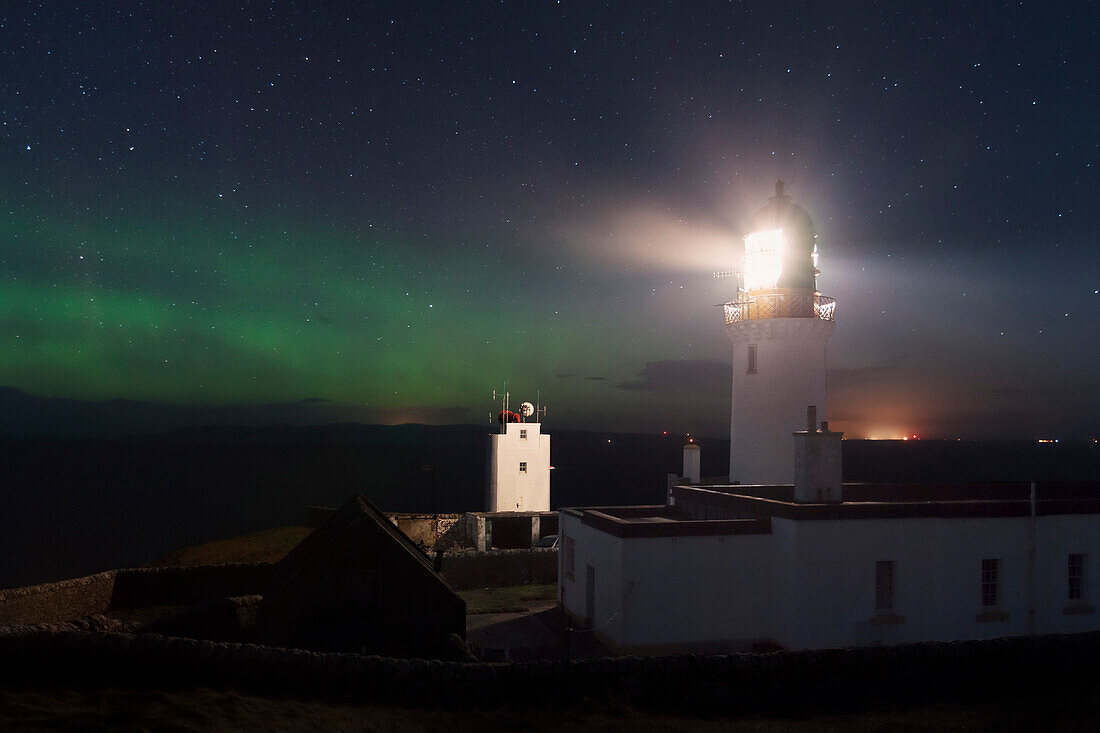 Eindrucksvolle Polarlichter über dem Leuchtturm des Dunnet Head am nordöstlichen Ende Schottlands, Großbritannien