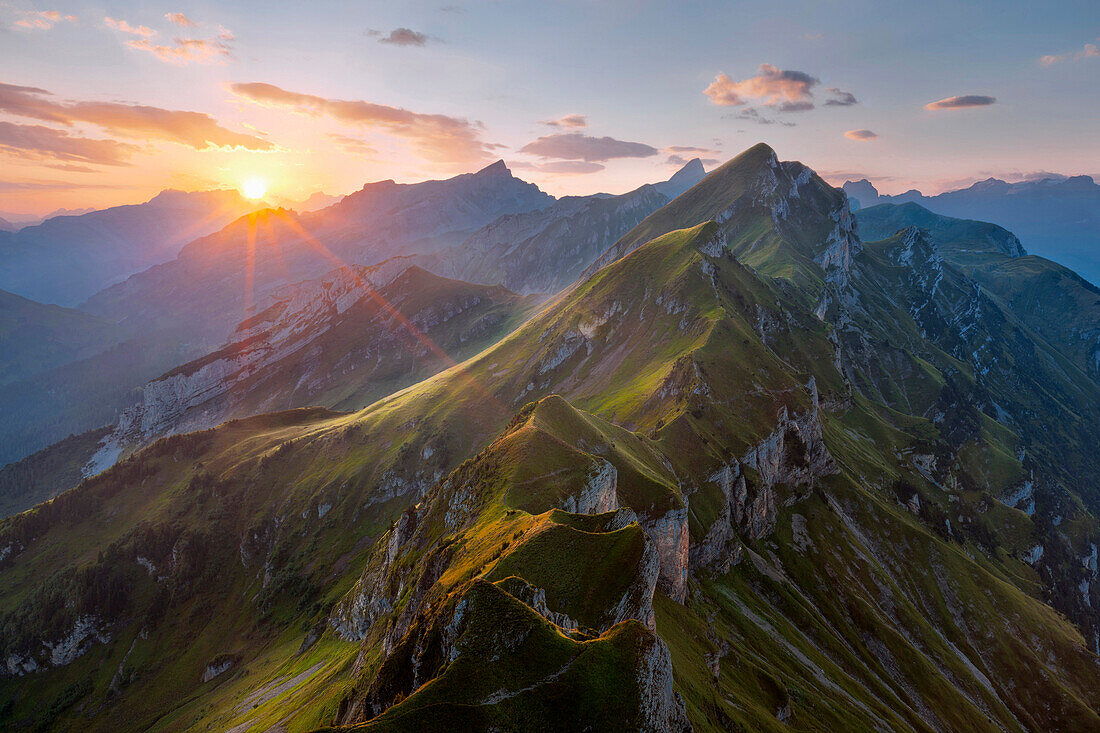 Sonnenaufgang über dem Grat zwischen Diepen und Rophaien in den Alpen, Vierwaldstättersee, Kanton Uri, Schweiz