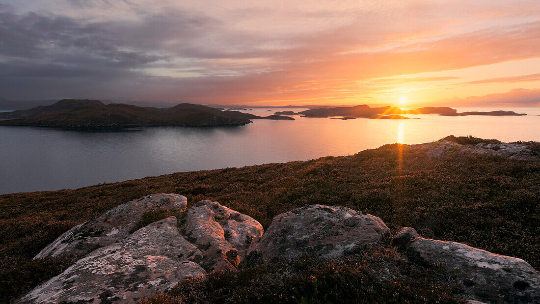 Eindrucksvoller Sonnenuntergang über den Summer Isles an der Küste der Nordost Highlands, Schottland, Großbritannien
