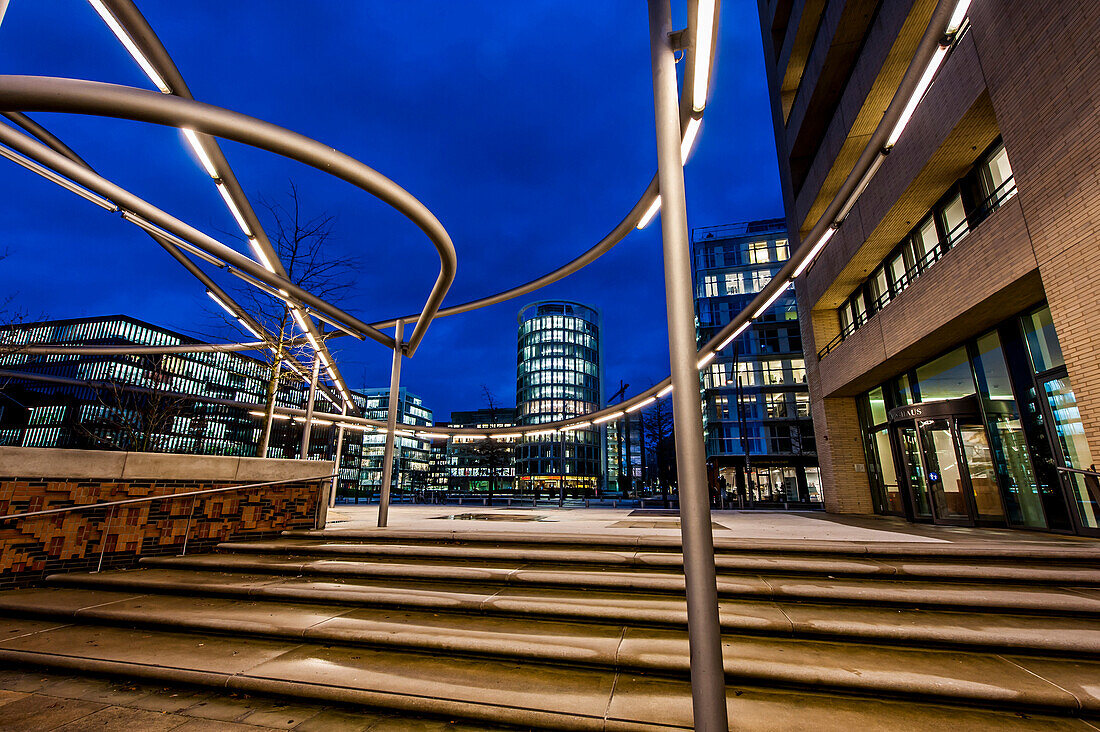 Abenddämmerung an der Magellan-Terrasse in der Hafencity Hamburg, Deutschland