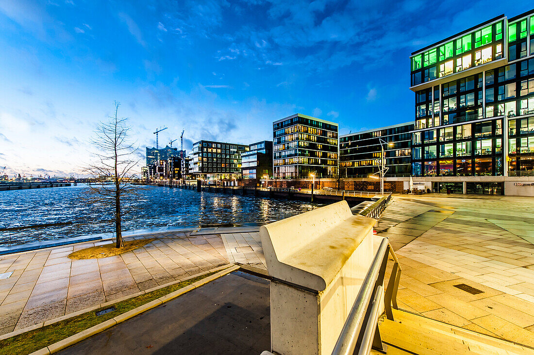 Sonnenuntergang an den Marco-Polo-Terrassen in der Hafencity Hamburg, Deutschland