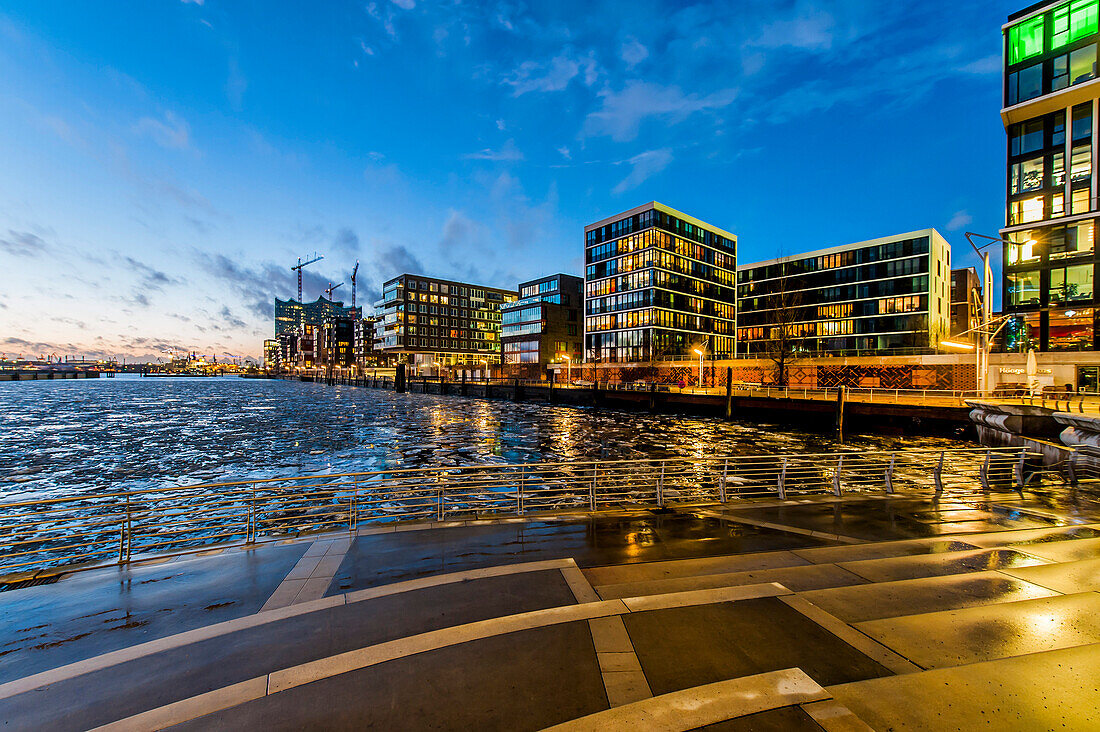 Sonnenuntergang an den Marco-Polo-Terrassen in der Hafencity Hamburg, Deutschland