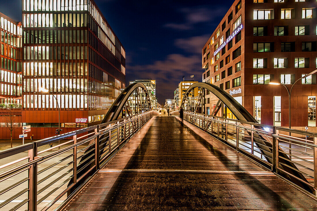 Abenddämmerung in der Speicherstadt Am Sandtorkai in der Hafencity Hamburg, Deutschland