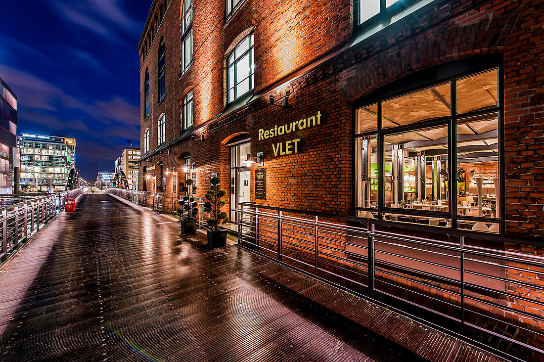 Abenddämmerung in der Speicherstadt Am Sandtorkai in der Hafencity Hamburg, Deutschland