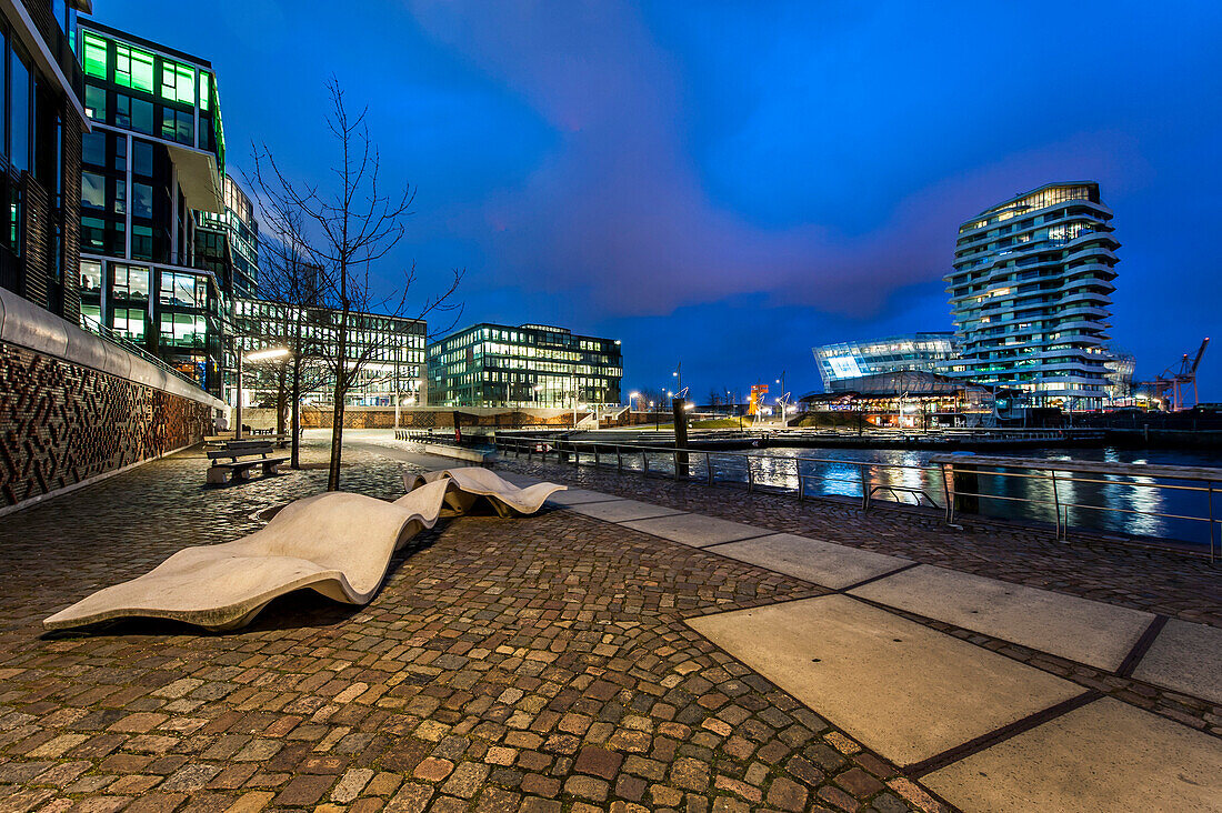 Abenddämmerung an den Marco-Polo-Terrassen und dem Marco-Polo-Tower in der Hafencity Hamburg, Deutschland