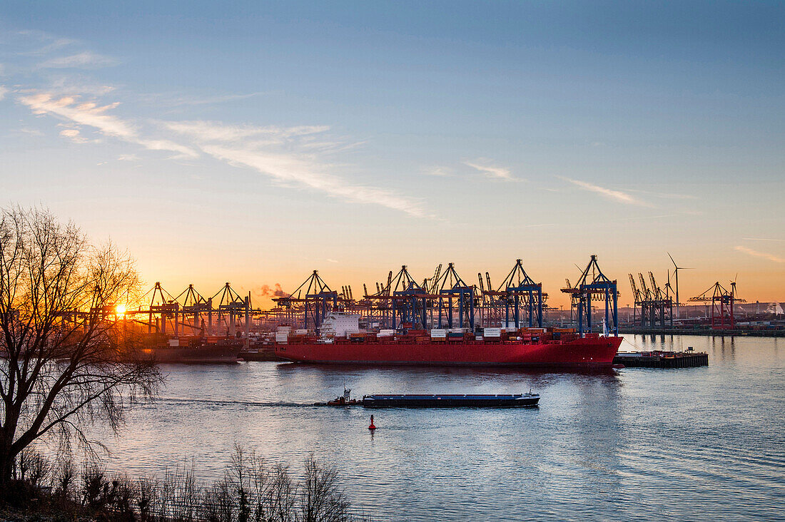 Sonnenaufgang am Rand des hamburger Hafens, Hamburg, Deutschland