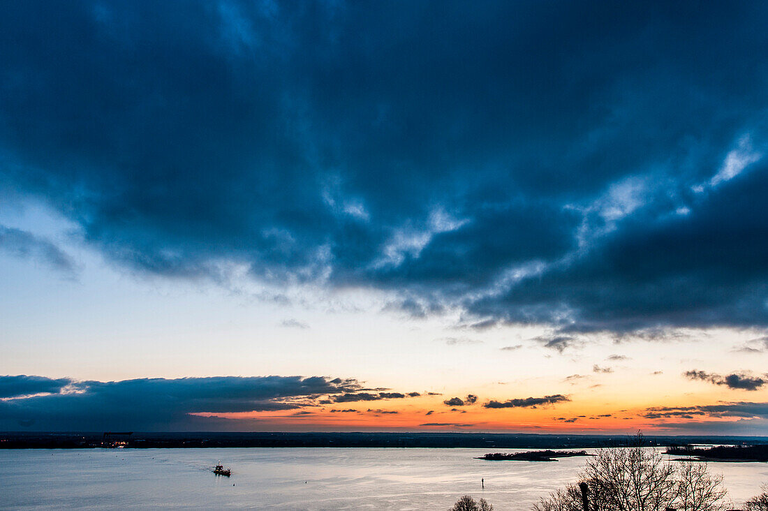 Sonnenuntergang über der Elbe und der Insel Schweinesand vom Süllberg in Blankenese, Hamburg, Deutschland