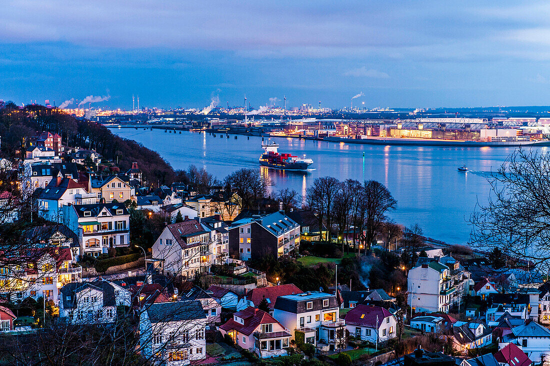 Dämmerung über dem Blankeneser Treppenviertel mit Elbe und Airbus auf der anderen Seite der Elbe, Blick vom Süllberg in Hamburg Blankenese, Hamburg, Deutschland