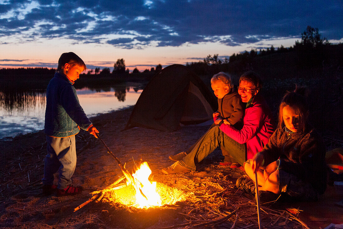 Familie am Lagerfeuer, Werbeliner See, Sachsen, Deuschland