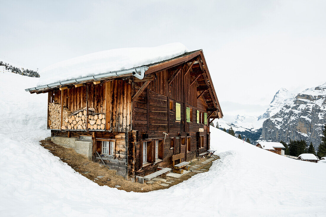 Blockhütten und Bergpanorama, Gimmeln, Mürren, Berner Oberland, Kanton Bern, Schweiz