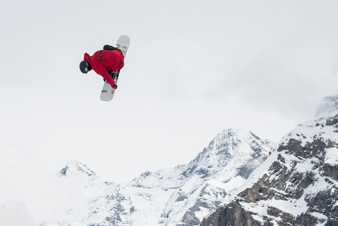 Freestyle Skifahrer bei einem Sprung, whitestyle open, freestyle competition, im Hintergrund der Eiger und der Mönch, Mürren, Berner Oberland, Kanton Bern, Schweiz