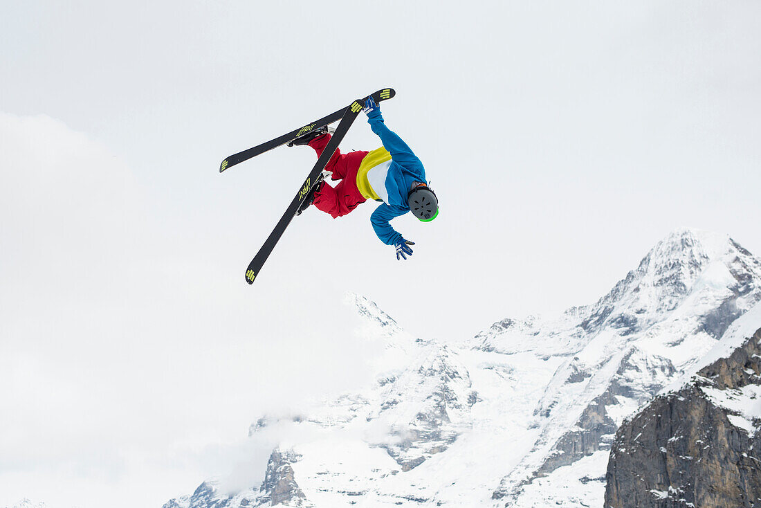 Freestyle Skifahrer bei einem Sprung, whitestyle open, freestyle competition, im Hintergrund der Eiger und der Mönch, Mürren, Berner Oberland, Kanton Bern, Schweiz