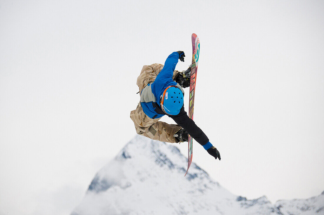 Freestyle Skifahrer bei einem Sprung, whitestyle open, freestyle competition, im Hintergrund der Eiger, Mürren, Berner Oberland, Kanton Bern, Schweiz