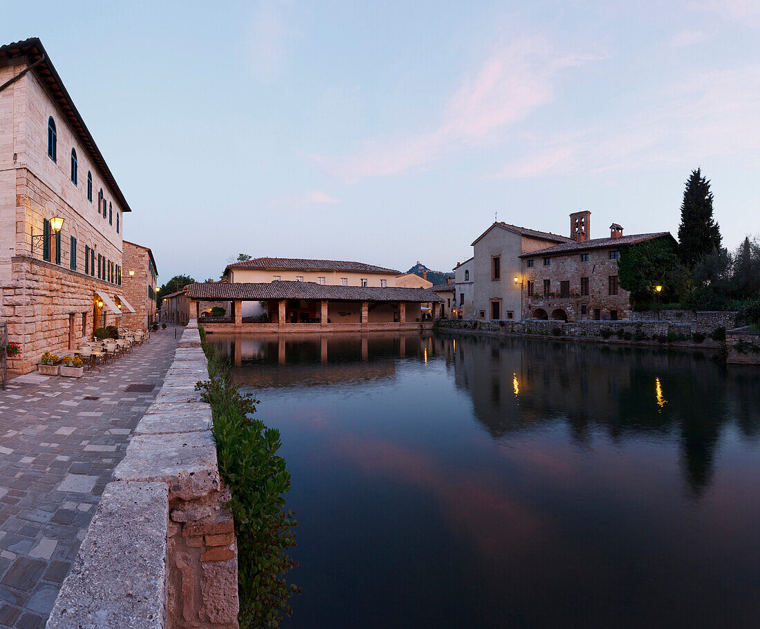 Becken mit Thermalwasser, Thermalbad, 16.Jhd., Hotel Restaurant Le Therme, altes Dorf, Bagno Vignoni, Val d'Orcia, UNESCO Weltkulturerbe, Provinz Siena, Toskana, Italien, Europa