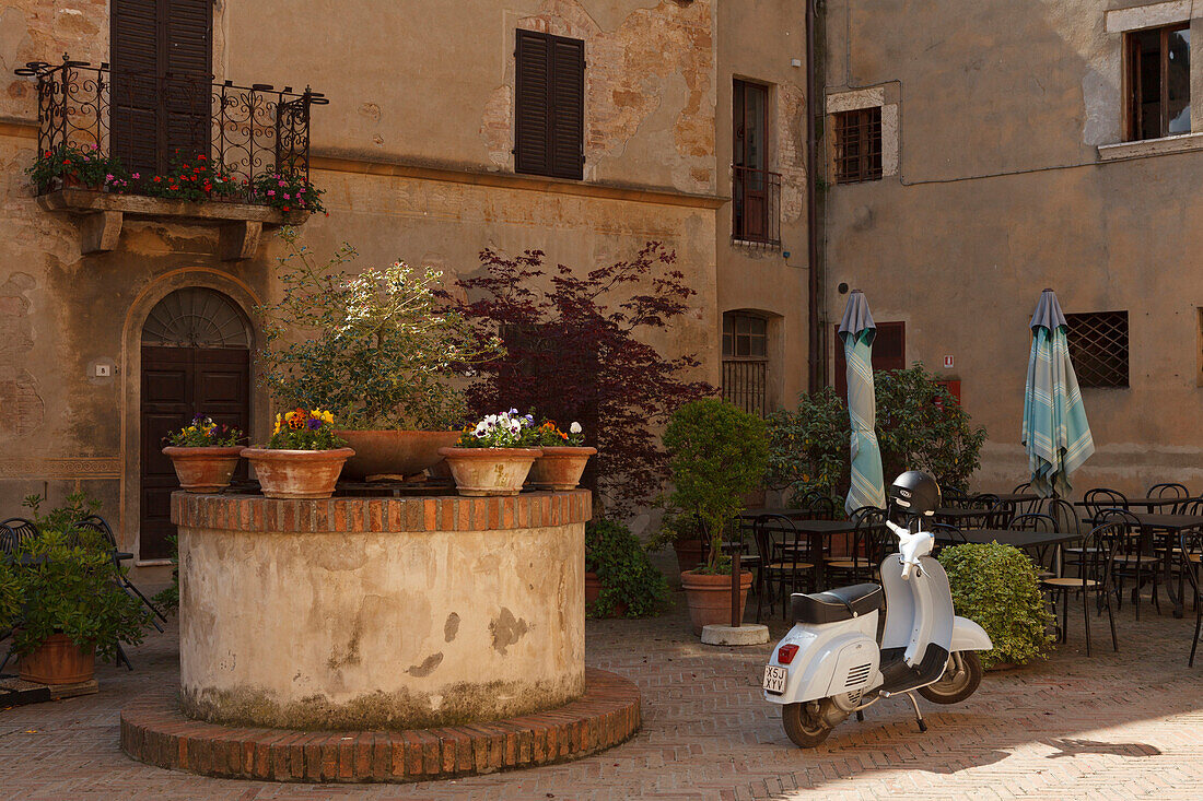 Brunnen und Motorroller, Piazza di Spagna, Pienza, Val d'Orcia, UNESCO Weltkulturerbe, Provinz Siena, Toskana, Italien, Europa