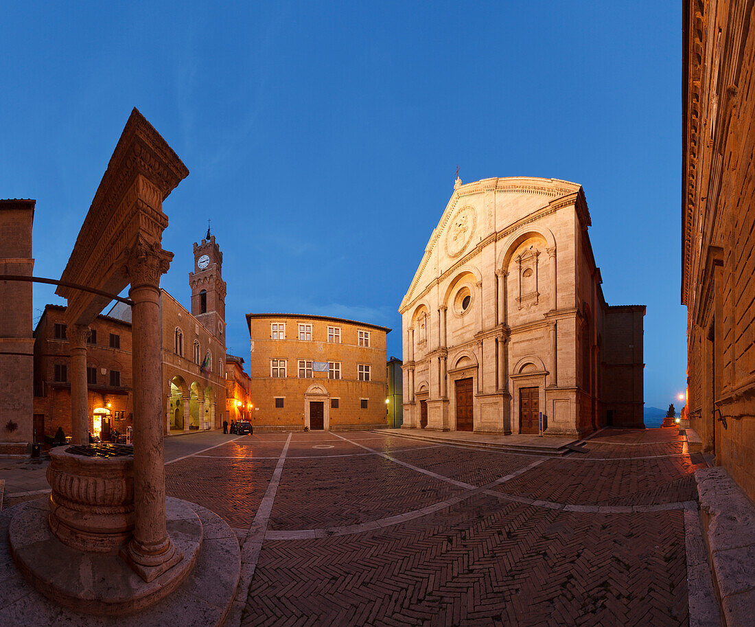 Piazza Pio II., square with fountain, town hall and Duomo Santa Maria Assunta cathedral at night, Pienza, Val d'Orcia, Orcia valley, UNESCO World Heritage Site, province of Siena, Tuscany, Italy, Europe
